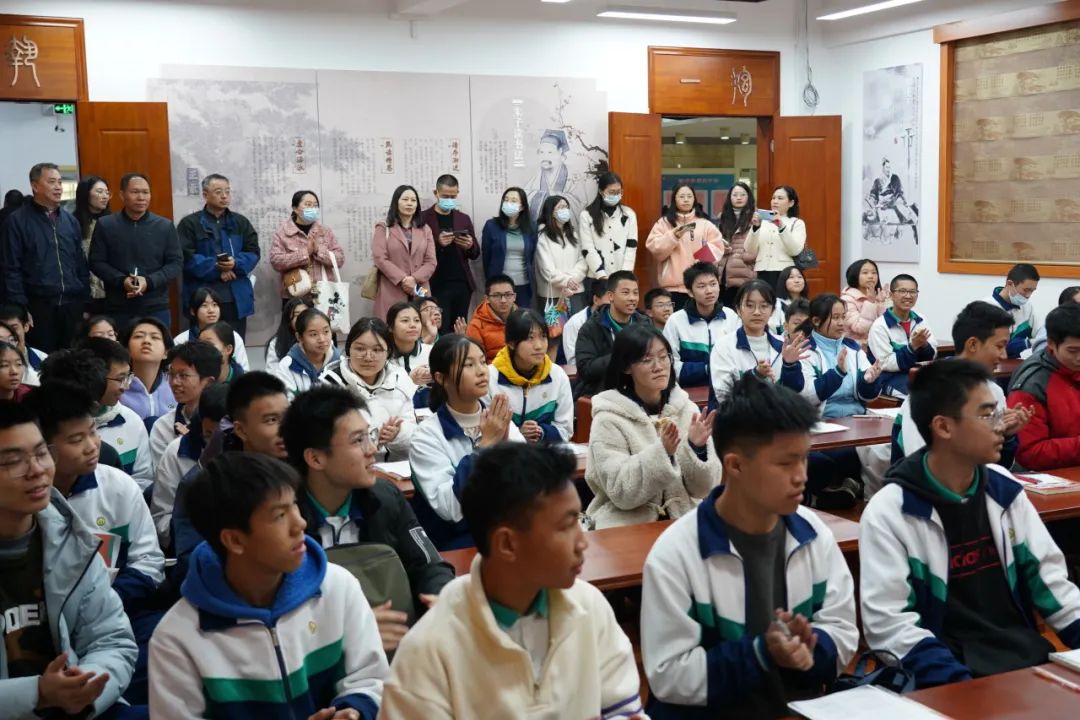 与会领导专家及代表现场体验佛山三中鹤鸣国学馆跨学科语文阅读指导课.jpg