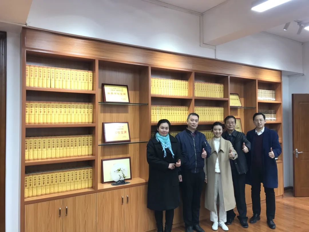 与会省市学校图书馆工作领导和专家点赞佛山三中鹤鸣国学馆.jpg