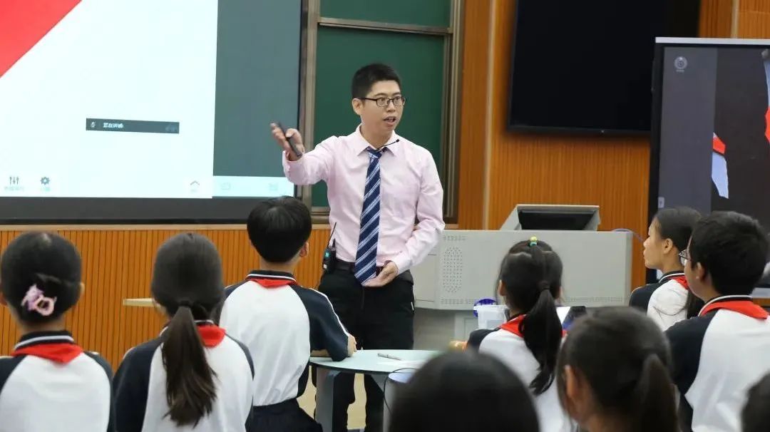 小学科学教师陈乾杰开设课程《运动与摩擦力》.jpg