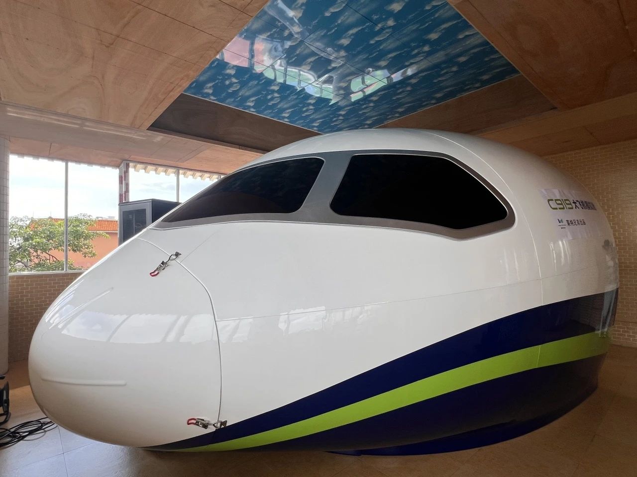 C919大飞机科普模拟舱正式进驻顺德区容山中学.jpg